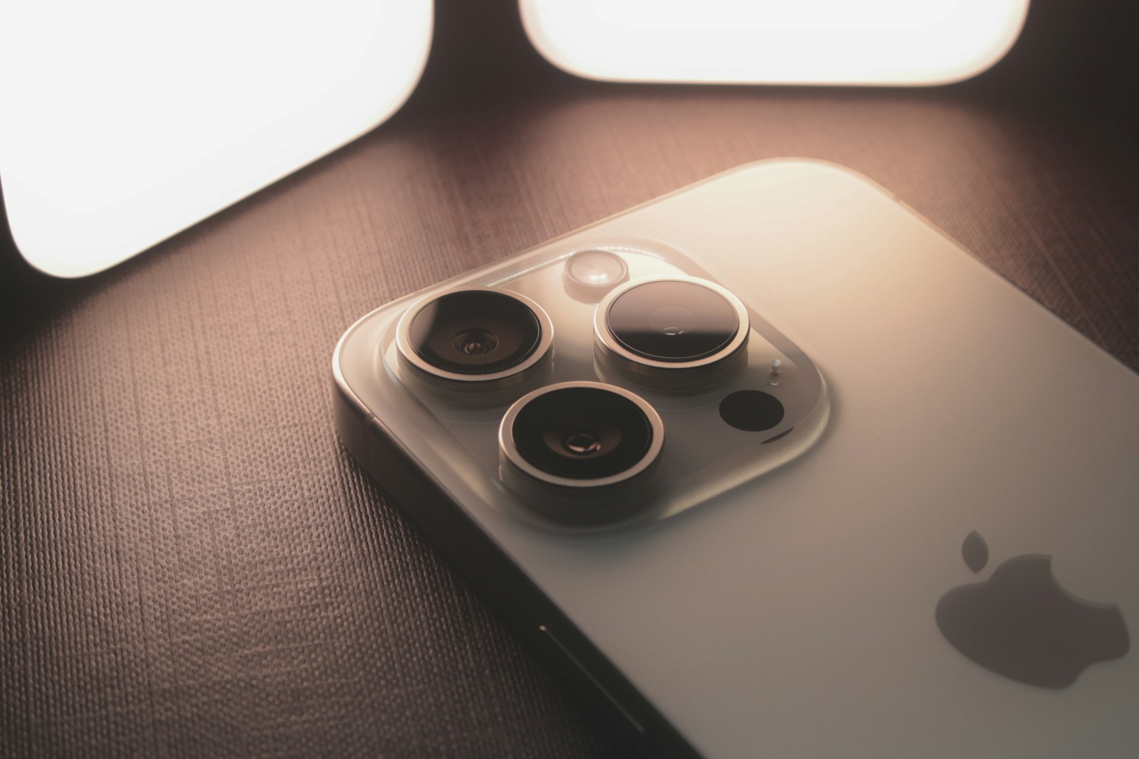 Especialistas apontam mudanças no uso da inteligência artificial após lançamento de iPhone centrado em IA